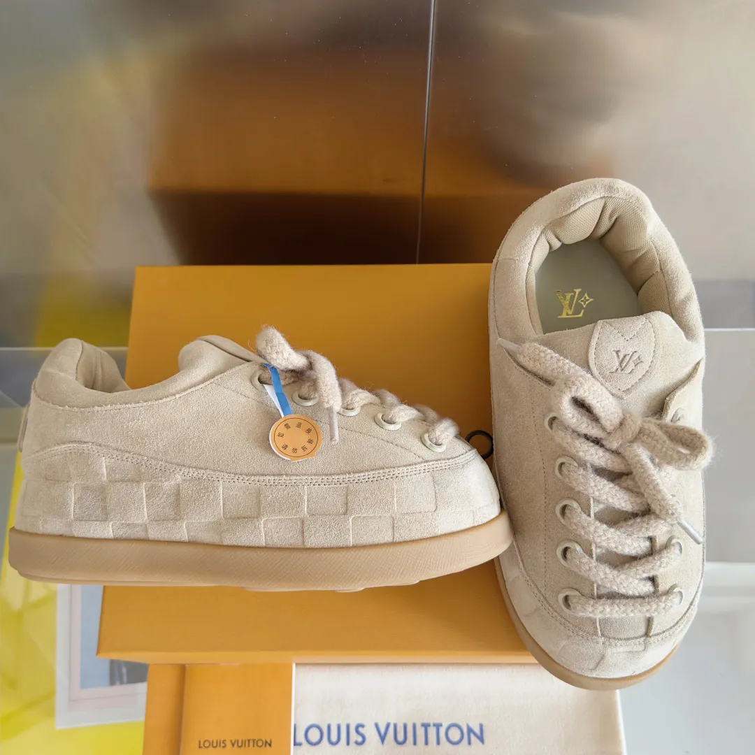 [L Family x Ingo joint model] Top P: 820💰 ▪️Size: Women's 35-40 (customized at 41.42 for women). Men's 39-44 (customized at 38.45.46) LV x Ingo joint model Top version Fatty Forrest Gump shoes Thick sole Couple model Casual sports shoes Original purchase and development Production LV Yeti lace-up shoes from LV Yeti The series combines Japanese "small feet" fashion aesthetics with classic Louis Vuitton elements in avant-garde strokes, subtly paying tribute to the traditional Japanese culture of taking off shoes when entering the house. The suede cow leather is partially embossed with Nigo's reinterpreted Damier pattern, and the comfortable casual shoe configuration highlights street style. Exquisite packaging at the delivery counter🛍📦 ▪️Fabric: Original imported first-layer cowhide ▪️Inner lining: Original custom-made breathable mesh ▪️Sole: Original molded non-slip TPU material ▪️Sole thickness: 5CM